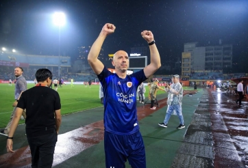 'Cánh tay phải' của HLV Polking bất ngờ chia tay CAHN