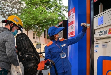 Giá xăng dầu hôm nay 17/7: Dầu lên dầu xuống, biến số bủa vây