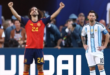 Hành động của Cucurella trước mặt Messi khiến CĐV tranh cãi