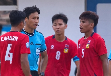 Cầu thủ Lào đi vào lịch sử AFF Cup theo cách không ai mong muốn