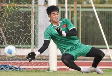 Trở lại V-League, thủ môn ĐT Việt Nam lập tức nhận 'báo động đỏ'