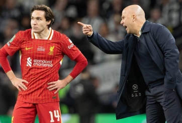 Chiesa vẫn không được HLV Arne Slot trao cơ hội tại Champions League