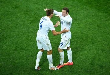 Gạt bỏ hận thù, Gerrard gọi huyền thoại MU là 'cầu thủ xuất sắc nhất'