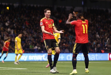 Chơi hơn người, Bỉ vẫn để đội bóng tí hon cầm hòa