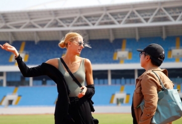 VIDEO: Cận cảnh nhan sắc 'đẹp như tranh vẽ' của sếp lớn Dortmund trên SVĐ Mỹ Đình