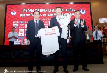 HLV Kim Sang-sik lập chuỗi thành tích đáng nể cùng bóng đá Việt Nam