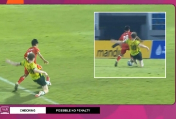 Trọng tài gây sốc khi từ chối penalty của tuyển Việt Nam trước Úc