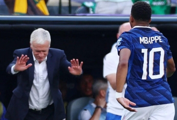 HLV Deschamps cúi đầu tri ân Mbappe rời sân