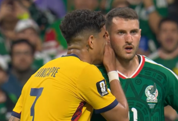 Quên luật mới, ngôi sao Arsenal nhận thẻ đỏ khó tin ở World Cup