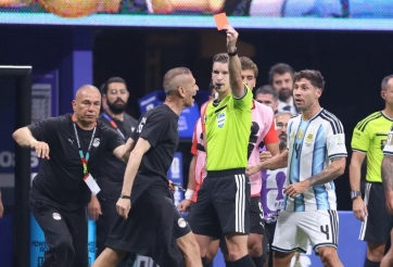 VAR gây bão với 3 tình huống bị tố thiên vị Argentina trước Ai Cập