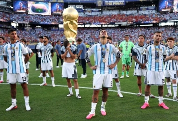 Argentina gây tranh cãi với hành động 'thiếu đẳng cấp' khi Tây Ban Nha nâng cúp