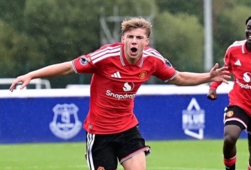 Vừa rời MU, tiền đạo lập ngay hat-trick vào lưới Man City