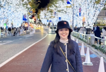 Bà xã Duy Mạnh vi vu trời Nhật, xin chồng trăm triệu mua đồ chơi