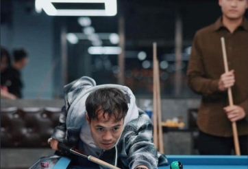 Văn Toàn thể hiện khả năng chơi bida khiến chủ quán Việt Anh gần khóc