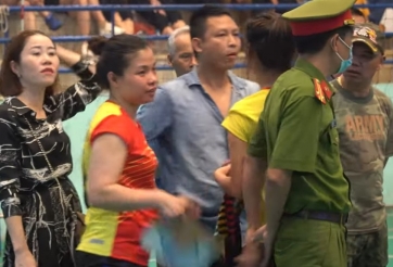 CĐV 'vì quá khích' mà tràn vào sân đấu, hậu quả là BLĐ đội bóng phải chịu