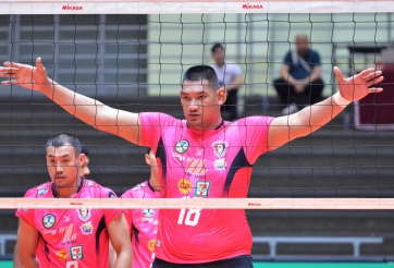 Người khổng lồ bóng chuyền 2m24: Đập bóng như trời giáng, không ai đỡ nổi