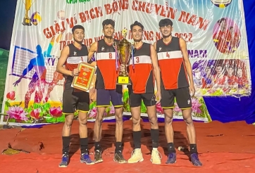 Khuynh đảo hội làng: Dàn hot boy bóng chuyền liên tục 'ôm cúp'