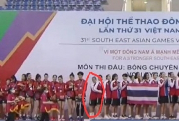 Chim cánh cụt Thái Lan tỏ ra 'bất lực' vì đứng cạnh Bích Tuyền 1m88