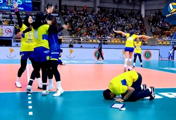 Thắng Philippines, HLV bóng chuyền nữ Indonesia 'khấu đầu' cảm tạ NHM Thái