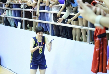 Thúy cò bị CĐV bóng chuyền Thái Lan bao vây, chụp ảnh đến mỏi tay