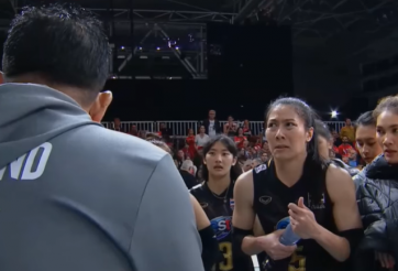 Kiệt sức vì thi đấu, nữ cầu thủ bóng chuyền Thái Lan không mở nổi nắp chai nước