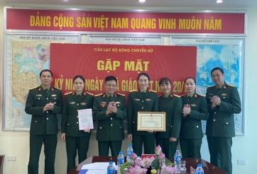 Hotgirl bóng chuyền Nguyệt Anh nhận bằng khen, libero LyLy nhận lương cấp cao của Quân đội