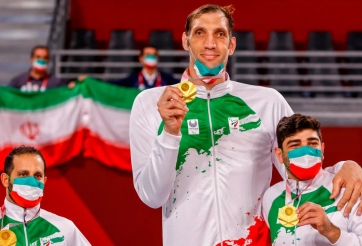 Khổng lồ bóng chuyền '2 mét rưỡi' cao nhất thế giới, ra sân là vô địch