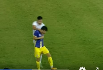 VIDEO: Cầu thủ lò HAGL bóp cổ tiền vệ CLB Hà Nội