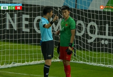 Thủ môn bất đắc dĩ của U23 Việt Nam chia sẻ thật lòng về trọng tài
