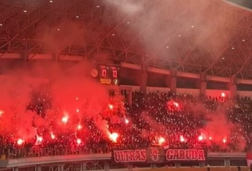 VIDEO: Pháo sáng đỏ rực trời ở đại chiến U19 Việt Nam vs U19 Indonesia