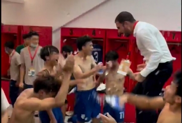 VIDEO: HLV Thái Lan nhảy lên bàn ăn mừng như vô địch khi hòa U19 Việt Nam