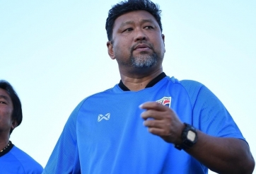 Vừa từ chức khỏi đội U23, HLV Thái Lan phải cầu cứu cảnh sát