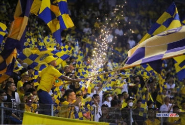 VIDEO: CĐV SLNA mở hội trên sân Hàng Đẫy