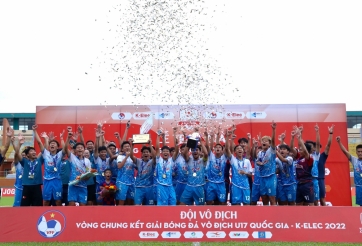 VIDEO: HLV có hành động khiến khán giả 'rụng tim' trong ngày học trò đăng quang