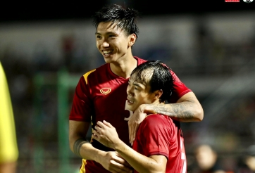 VIDEO: Phản ứng khó đỡ của đồng đội khi Văn Toàn ghi bàn sau 5 năm