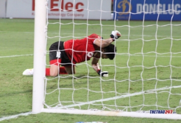 VIDEO: Thủ môn ĐTVN mắc sai lầm khiến đội nhà thua đau đại kình địch