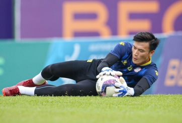 VIDEO: Thủ môn Bùi Tiến Dũng khiến chân sút số 1 ĐT Việt Nam nản lòng