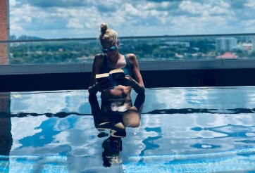 'Bỏng mắt' trước nhan sắc đời thường của ngọc nữ Dortmund tới Việt Nam