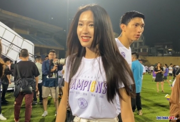 VIDEO: Văn Hậu hạnh phúc bên bạn gái hot girl sau khi đăng quang