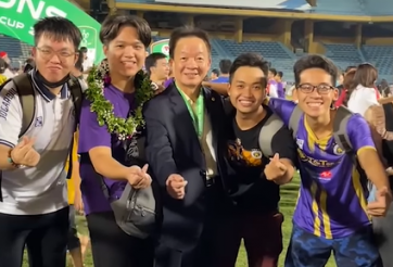 VIDEO: Bầu Hiển bất ngờ có động thái 'đốn tim' người hâm mộ