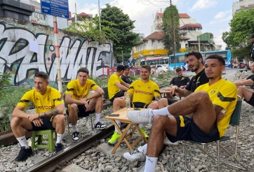 VIDEO: Mats Hummels và dàn sao Dortmund uống cafe vỉa hè ở Việt Nam