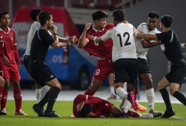 VIDEO: Cầu thủ Indonesia 'tỉ thí võ công', biến sân bóng thành sàn đấu