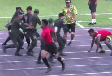 VIDEO: Cầu thủ Thái Lan 'đóng phim' hành động ngay trên sân bóng