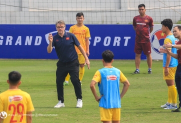 HLV Troussier 'áp lực' và bối rối trong ngày đặc biệt