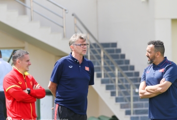 HLV Troussier gặp lại 'cơn ác mộng' trong sự nghiệp