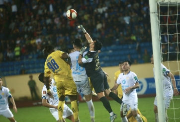 Đang thăng hoa, thủ thành ĐT Việt Nam bất ngờ gặp tình cảnh trớ trêu