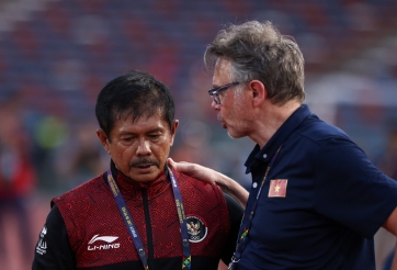 HLV Troussier 'vừa xay lúa vừa bế em'