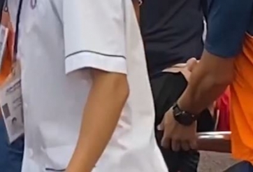 Đối thủ của U20 Việt Nam phải thở oxy nhập viện vì lý do 'từ trên trời rơi xuống'