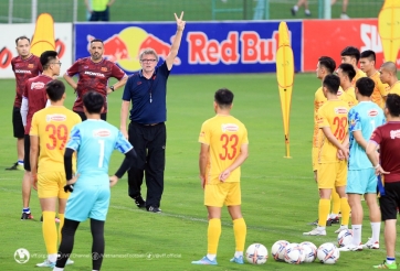 HLV Troussier bất ngờ 'quay xe' trong ngày loại nhiều cầu thủ khỏi ĐT Việt Nam