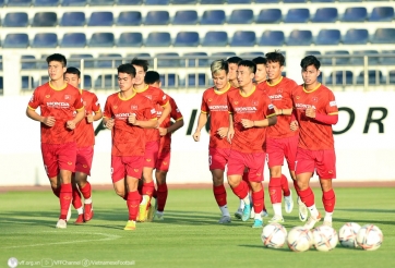 Khán giả xếp hàng dài mua vé xem ĐT Việt Nam